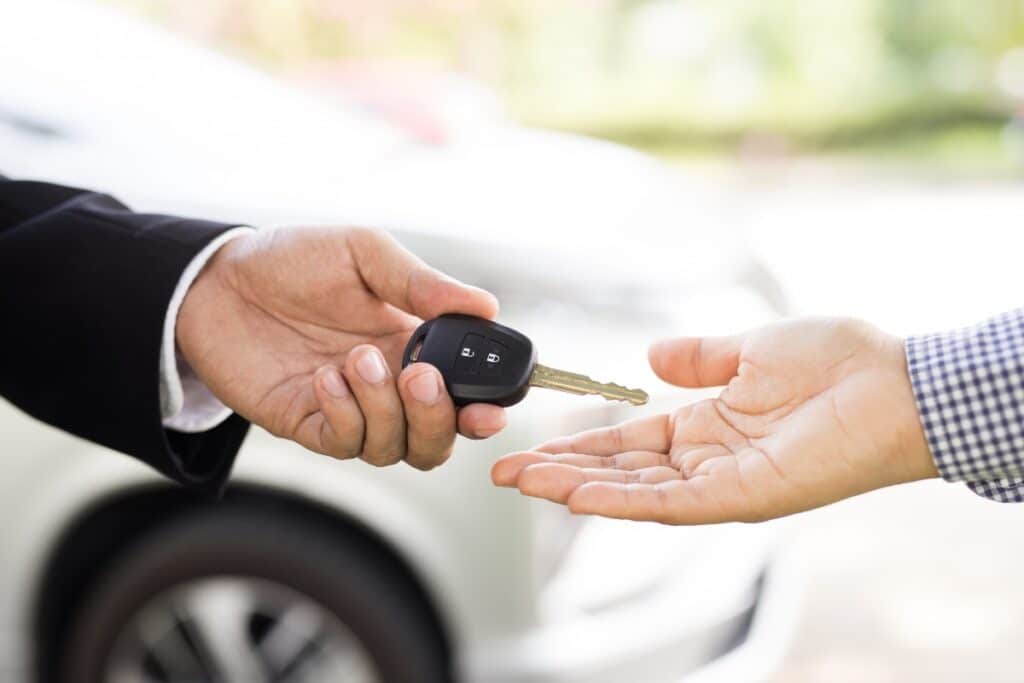 la remise des cles de la voiture par le vendeur a lacheteur