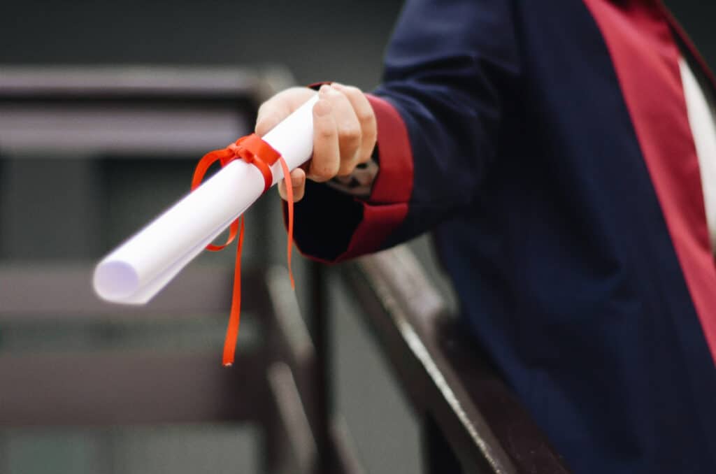 une main tenant un diplome