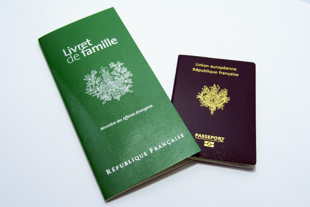 livret de famille et passeport sur une table