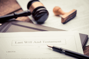 dernier testament en anglais sur une table en bois