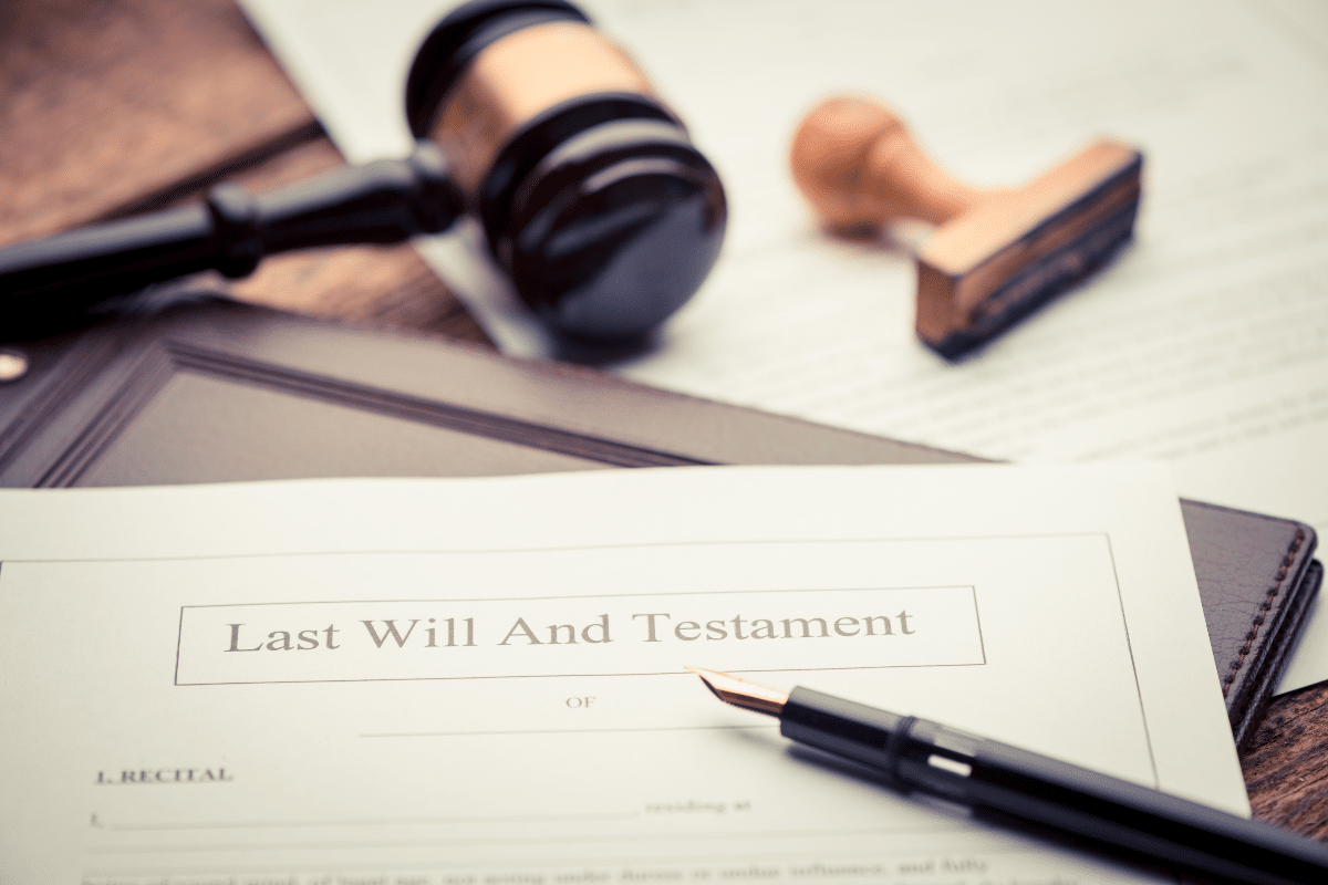 dernier testament en anglais sur une table en bois